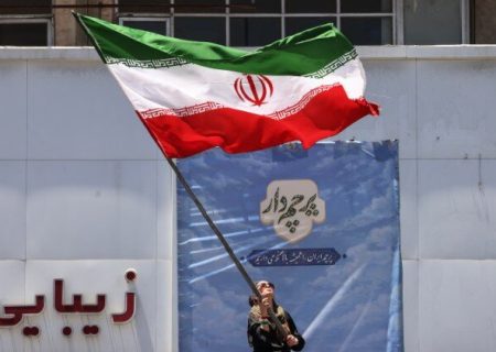 اهتزاز پرچم ایران در ورزشگاه محل برگزاری مسابقات در آمریکا