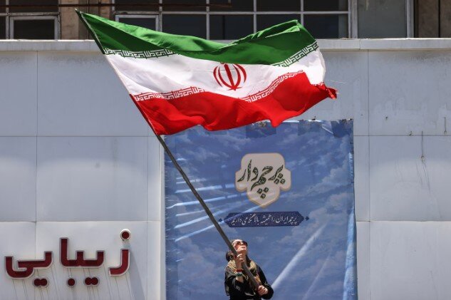 اهتزاز پرچم ایران در ورزشگاه محل برگزاری مسابقات در آمریکا