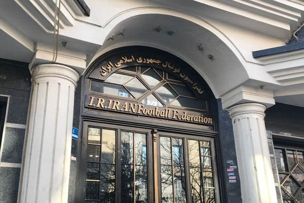 واکنش فدراسیون فوتبال به انتقادات خداداد عزیزی: پیگیر مطالبات هستیم