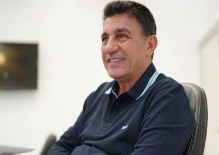 حضور امیر قلعه‌نویی در ورزشگاه برای تماشای دیدار استقلال