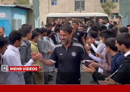 بازدید اعضای تیم فوتبال پیشکسوتان دهه شصت از مدرسه امام خمینی (ره) زاهدان
